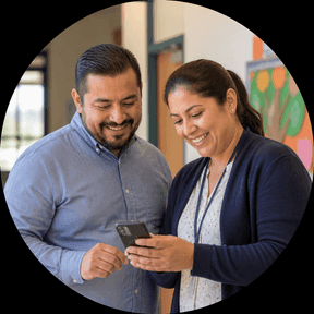 Familia y personal del colegio usando la app móvil